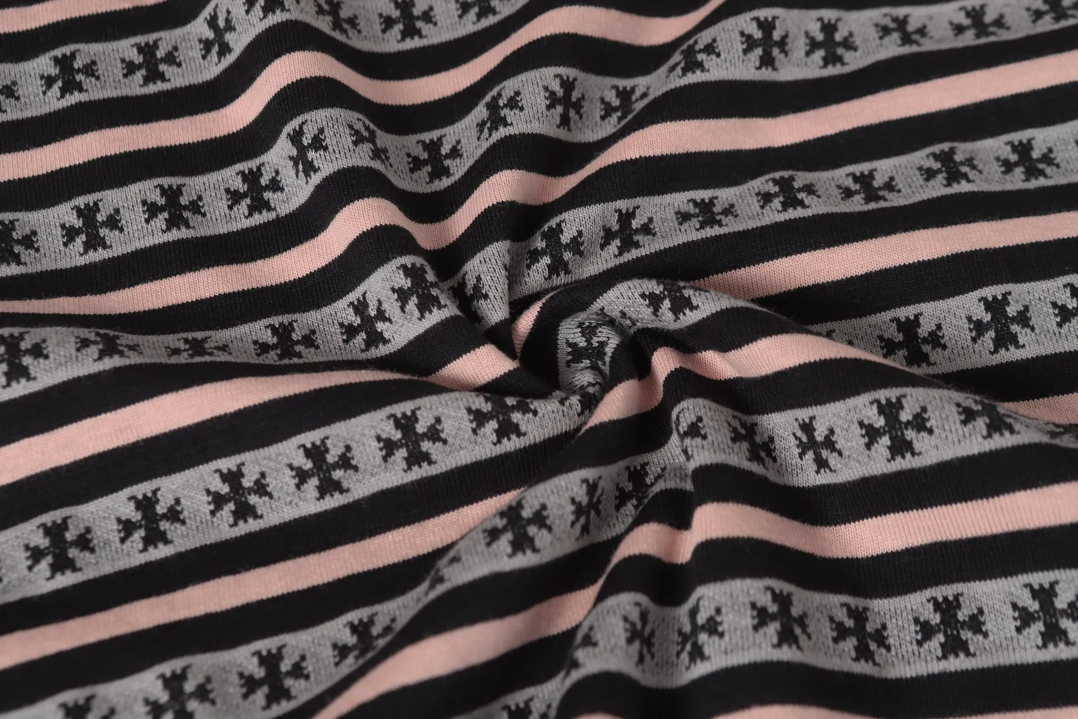 P160 -Chrome Hearts/Chrome Hearts 25ss season's most popular striped yarn-dyed short-sleeved T-shirt -High weight, high density and high quality. The wool is soft, delicate and skin-friendly. It feels soft and silky. It has excellent warmth and skin-friendly properties. -Custom-woven and dyed, no color difference, no matter the fabric or workmanship details. Overwhelms the ordinary version on the market. -Colour: Gray Blue Green -Size: S M L XL
